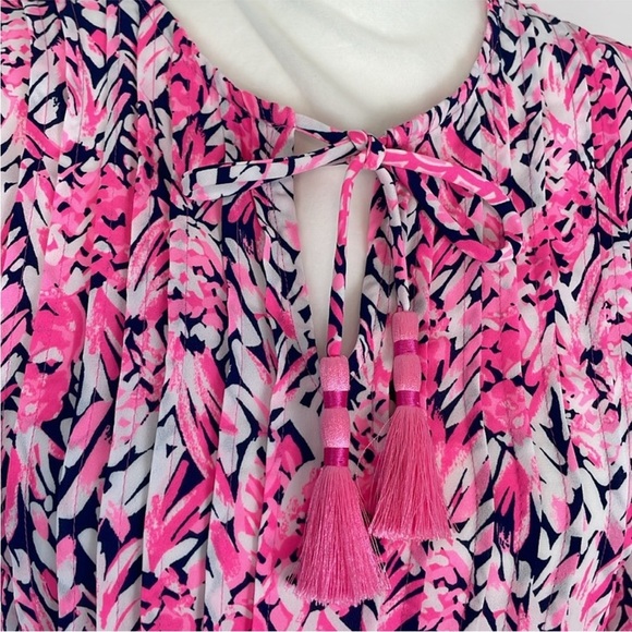 Lily Pulitzer Marilina High Tide Navy Citrus Kiss
Engineered Tunic Top. Size XXS - Picture 7 of 14